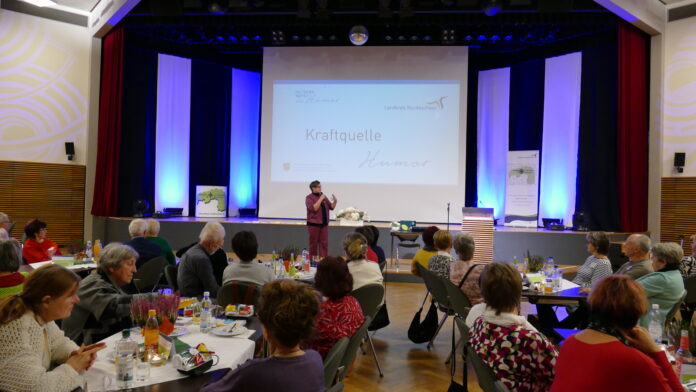 232_2025_-_Dankesch__n-Veranstaltung_Soziales_Foto Eva Ullmann vom Deutschen Institut für Humor bei ihrem Vortrag. Foto: LRA