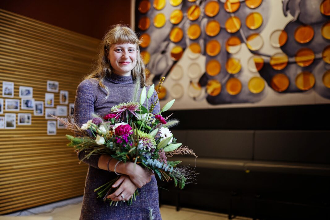 Ein Glückwunsch an Ida Lovis Hüsing: Ihre Installation schmückt nun die Wand in der Mensa am Park. Foto: Anne Schwerin
