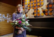 Ein Glückwunsch an Ida Lovis Hüsing: Ihre Installation schmückt nun die Wand in der Mensa am Park. Foto: Anne Schwerin