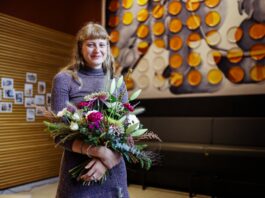 Ein Gl&uuml;ckwunsch an Ida Lovis H&uuml;sing: Ihre Installation schm&uuml;ckt nun die Wand in der Mensa am Park. Foto: Anne Schwerin