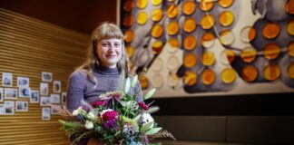 Ein Glückwunsch an Ida Lovis Hüsing: Ihre Installation schmückt nun die Wand in der Mensa am Park. Foto: Anne Schwerin