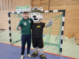 Benjamin Fernandez Urrutia mit dem KSB-Maskottchen Fredi Wolf. Foto: KSB Mittelsachsen