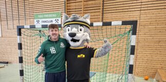 Benjamin Fernandez Urrutia mit dem KSB-Maskottchen Fredi Wolf. Foto: KSB Mittelsachsen