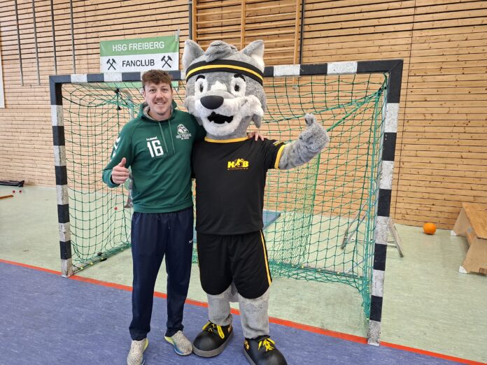 Benjamin Fernandez Urrutia mit dem KSB-Maskottchen Fredi Wolf. Foto: KSB Mittelsachsen