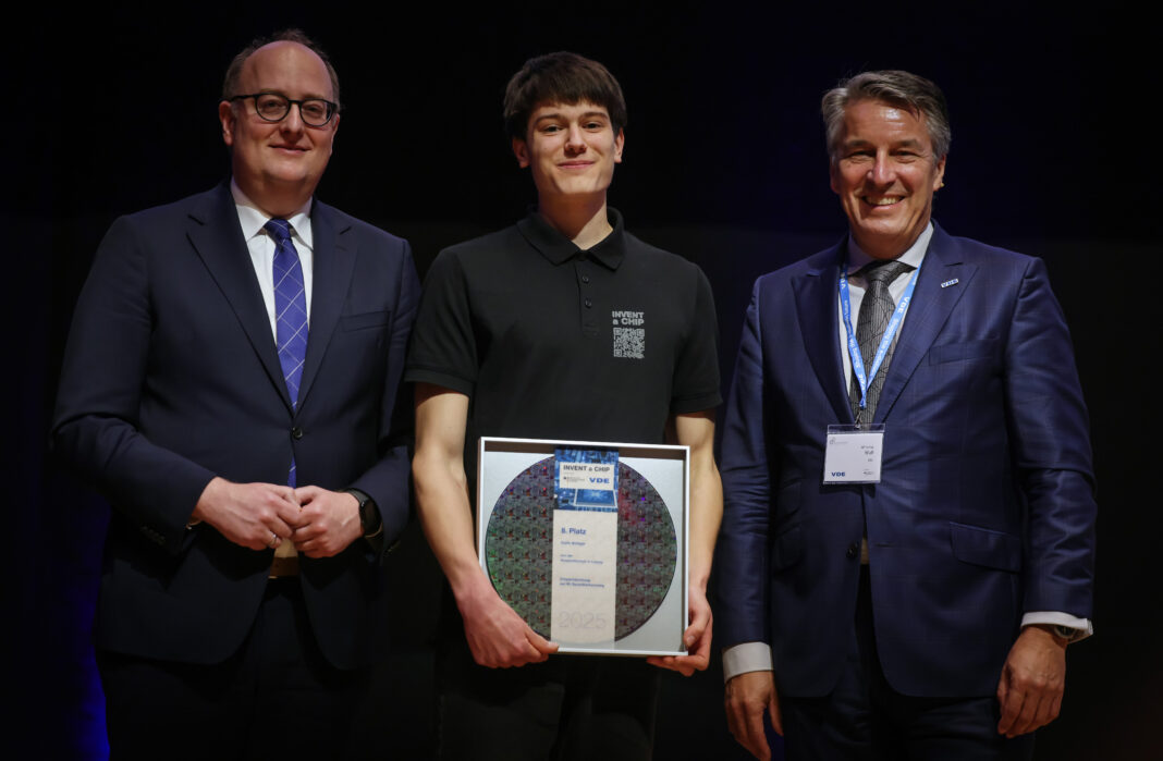 Glückwunsch an den Leipziger Gymnasiasten Carlo Böttger (M.) - beim bundesweiten Wettbewerb 