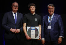 Glückwunsch an den Leipziger Gymnasiasten Carlo Böttger (M.) - beim bundesweiten Wettbewerb "Invent a Chip" erreichte er einen starken achten Platz. Foto: Agentur Hannibal