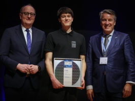 Gl&uuml;ckwunsch an den Leipziger Gymnasiasten Carlo B&ouml;ttger (M.) - beim bundesweiten Wettbewerb "Invent a Chip" erreichte er einen starken achten Platz. Foto: Agentur Hannibal
