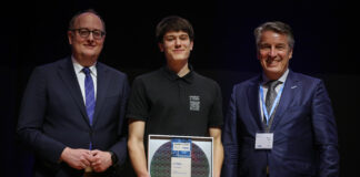 Glückwunsch an den Leipziger Gymnasiasten Carlo Böttger (M.) - beim bundesweiten Wettbewerb "Invent a Chip" erreichte er einen starken achten Platz. Foto: Agentur Hannibal