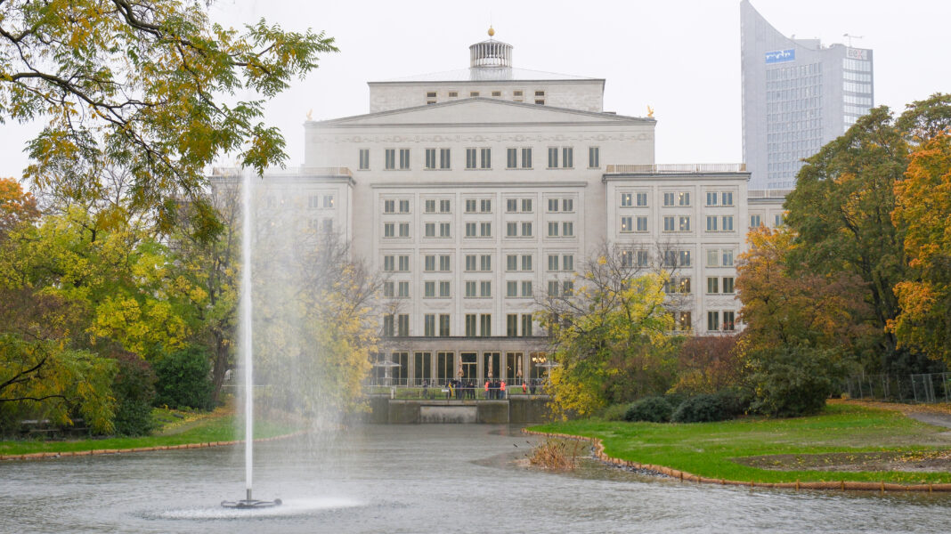 Neue Fontäne: Sanierung des Schwanenteichs hinter der Oper abge Fontäne des sanierten Schwanenteichs hinter der Oper Leipzig
