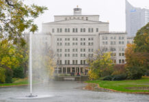 Sanierung abgeschlossen: Schwanenteich erstrahlt in neuem Glanz Fontäne des sanierten Schwanenteichs hinter der Oper Leipzig