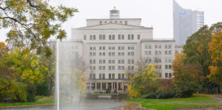 Font&auml;ne des sanierten Schwanenteichs hinter der Oper Leipzig