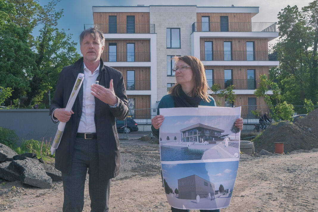 Baustellenrundgang am Leipziger Hafen Die Vorstellung von Projekten wie hier im Leipziger Stadthafen gehört zu den Aufgaben von Amtsleiter Rüdiger Dittmar – hier mit Projektleiterin Ina Loebel. Foto: Mayla Luest