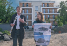 „Goldene Ginkgo“ für Leipziger Amtsleiter Die Vorstellung von Projekten wie hier im Leipziger Stadthafen gehört zu den Aufgaben von Amtsleiter Rüdiger Dittmar – hier mit Projektleiterin Ina Loebel. Foto: Mayla Luest