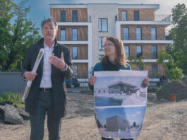 Die Vorstellung von Projekten wie hier im Leipziger Stadthafen geh&ouml;rt zu den Aufgaben von Amtsleiter R&uuml;diger Dittmar &ndash; hier mit Projektleiterin Ina Loebel. Foto: Mayla Luest