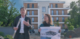 Die Vorstellung von Projekten wie hier im Leipziger Stadthafen geh&ouml;rt zu den Aufgaben von Amtsleiter R&uuml;diger Dittmar &ndash; hier mit Projektleiterin Ina Loebel. Foto: Mayla Luest