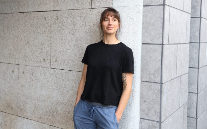 Portrt von Kamerapreistrgerin Dunja Engelbrecht in Leipzig Angetrieben von Neugier und der Idee von tiefen Humanismus: Kamerafrau Dunja Engelbrecht. Foto: André Kempner