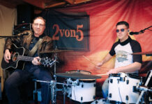 Markranstädter Zwei-Mann-Combo "2von5“: Die Musiker Uwe Franke und Basti Monse in ihrem Proberaum. Foto: Henryc Fels