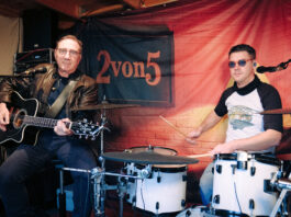 Markranst&auml;dter Zwei-Mann-Combo "2von5&ldquo;: Die Musiker Uwe Franke und Basti Monse in ihrem Proberaum. Foto: Henryc Fels