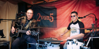 Markranstädter Zwei-Mann-Combo "2von5“: Die Musiker Uwe Franke und Basti Monse in ihrem Proberaum. Foto: Henryc Fels