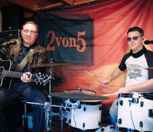 Markranst&auml;dter Zwei-Mann-Combo "2von5&ldquo;: Die Musiker Uwe Franke und Basti Monse in ihrem Proberaum. Foto: Henryc Fels