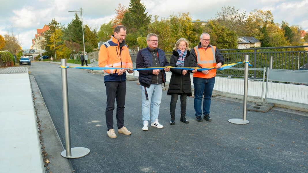 Über ein Jahr gesperrt: Brücke in der Wiederitzscher Straße w Über ein Jahr gesperrt: Brücke in der Wiederitzscher Straße wird wieder freigegeben. (v.l.n.r.) Jan Höpping (Leiter Ingenieurbau ARLT), Rene Wenzel (MTA, Abteilung Ingenieurbauwerke), Kathrin Lose-Kraus (MTA) und Michael Kurze (PTB Bauüberwachung). Foto: Henryc Fels
