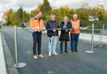 Freie Fahrt: Mehrere Baustellen in Leipzig sind beendet Über ein Jahr gesperrt: Brücke in der Wiederitzscher Straße wird wieder freigegeben. (v.l.n.r.) Jan Höpping (Leiter Ingenieurbau ARLT), Rene Wenzel (MTA, Abteilung Ingenieurbauwerke), Kathrin Lose-Kraus (MTA) und Michael Kurze (PTB Bauüberwachung). Foto: Henryc Fels
