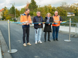 &Uuml;ber ein Jahr gesperrt: Br&uuml;cke in der Wiederitzscher Stra&szlig;e wird wieder freigegeben. (v.l.n.r.) Jan H&ouml;pping (Leiter Ingenieurbau ARLT), Rene Wenzel (MTA, Abteilung Ingenieurbauwerke), Kathrin Lose-Kraus (MTA) und Michael Kurze (PTB Bau&uuml;berwachung). Foto: Henryc Fels