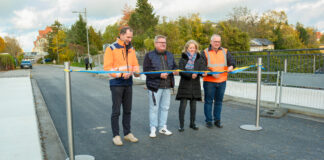 &Uuml;ber ein Jahr gesperrt: Br&uuml;cke in der Wiederitzscher Stra&szlig;e wird wieder freigegeben. (v.l.n.r.) Jan H&ouml;pping (Leiter Ingenieurbau ARLT), Rene Wenzel (MTA, Abteilung Ingenieurbauwerke), Kathrin Lose-Kraus (MTA) und Michael Kurze (PTB Bau&uuml;berwachung). Foto: Henryc Fels