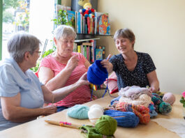 Die Frauen von den "Wollm&auml;usen" in Grimma freuen sich &uuml;ber neue Spenden von Wolle. Foto: Sylvia Jassmann