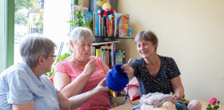 Die Frauen von den "Wollmäusen" in Grimma freuen sich über neue Spenden von Wolle. Foto: Sylvia Jassmann