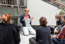 Echt beliebt: Die Stadtrundgänge auf den Spuren der Friedlichen Revolution mit Fritzi - hier dargestellt von Anke Stoppa. Foto: TDJW