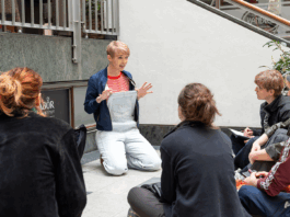 Echt beliebt: Die Stadtrundg&auml;nge auf den Spuren der Friedlichen Revolution mit Fritzi - hier dargestellt von Anke Stoppa. Foto: TDJW