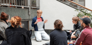 Echt beliebt: Die Stadtrundgänge auf den Spuren der Friedlichen Revolution mit Fritzi - hier dargestellt von Anke Stoppa. Foto: TDJW