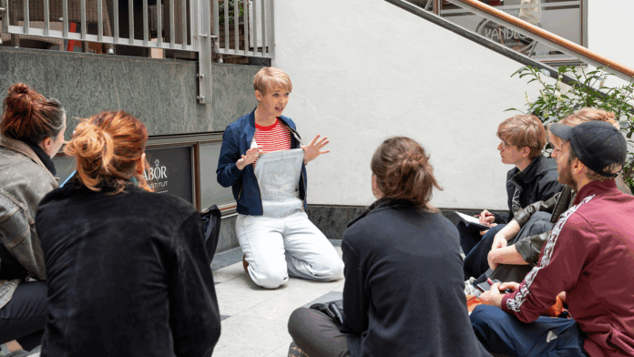Fritzi Echt beliebt: Die Stadtrundgänge auf den Spuren der Friedlichen Revolution mit Fritzi - hier dargestellt von Anke Stoppa. Foto: TDJW