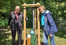 Doris und Lutz Stahnisch sind seit diesem Jahr Baumpaten. Die japanische Blühkirsche steht in Rackwitz am Teich - ein geschenk ihrer beiden Kinder mit Familie. Foto: privat