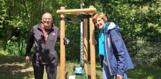 Doris und Lutz Stahnisch sind seit diesem Jahr Baumpaten. Die japanische Bl&uuml;hkirsche steht in Rackwitz am Teich - ein geschenk ihrer beiden Kinder mit Familie. Foto: privat