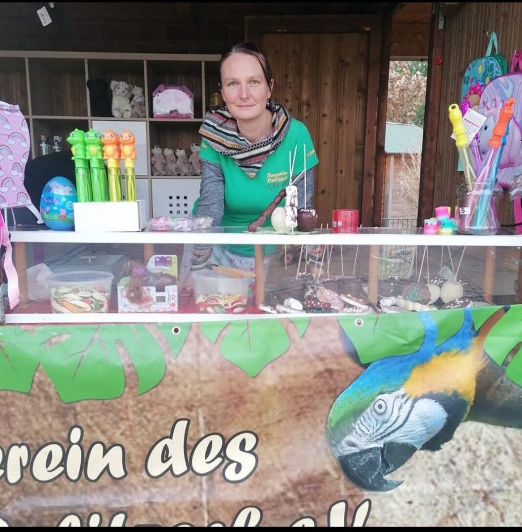 IMG_20250925_183320 Auch bei den Veranstaltungen im Tiergarten ist Saskia Stier dabei. So ist sie an der Souvenirhütte anzutreffen oder verkauft die beliebten Schokoäpfel. Foto: privat