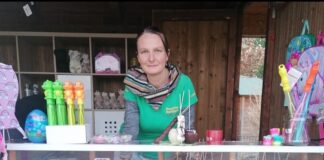 Auch bei den Veranstaltungen im Tiergarten ist Saskia Stier dabei. So ist sie an der Souvenirh&uuml;tte anzutreffen oder verkauft die beliebten Schoko&auml;pfel. Foto: privat