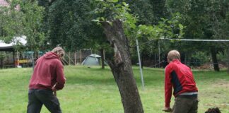 Das WorkCamp in Machern sucht ein neues Herzensprojekt Gräben buddeln, Mauern bauen - die Teilnehmer beim Workcamp in Großbothen waren sich für keine Arbeiten zu schade. Foto: Workcamp