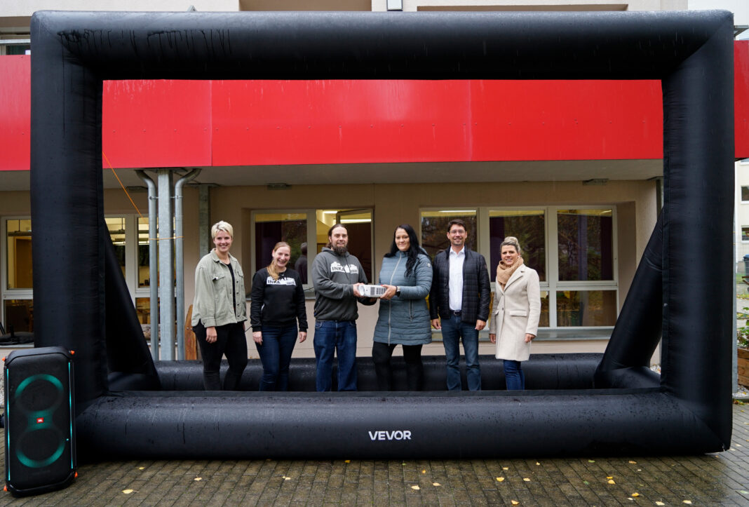 ImKasten__1_ Stolz auf die Bürgerbudget-Projekte, v.r.: Kristina Naske (JuSeFa), André Neumann (OBM), Franziska Wittig (JuSeFa), Patrick Wagner (Projekt INKA), Marianne Demmler (Projekt INKA) und Lina Taubert (Stadtverwaltung). Foto: Franziska Ebert