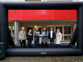 Stolz auf die B&uuml;rgerbudget-Projekte, v.r.: Kristina Naske (JuSeFa), Andr&eacute; Neumann (OBM), Franziska Wittig (JuSeFa), Patrick Wagner (Projekt INKA), Marianne Demmler (Projekt INKA) und Lina Taubert (Stadtverwaltung). Foto: Franziska Ebert