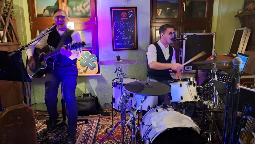 Die Vater-Sohn-Combo "2von5" spielte ihren ersten Auftritte in einem Pub in Weißenfels. Foto: privat