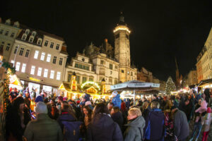 Im Vorjahr wurde Altenburger Weihnachtsmarkt von einem neuen Weihnachtsmanneröffnet. Foto: Mario Jahn