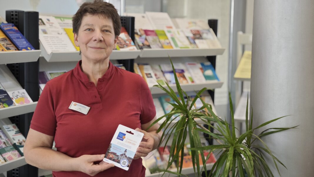 Jana Hiller vom Bürgerservice präsentiert die neuen Stadtgutscheinmotive. Foto: PM