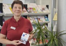 Jana Hiller vom Bürgerservice präsentiert die neuen Stadtgutscheinmotive. Foto: PM