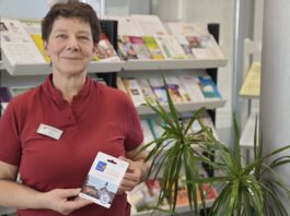Jana Hiller vom B&uuml;rgerservice pr&auml;sentiert die neuen Stadtgutscheinmotive. Foto: PM
