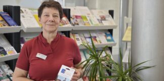 Jana Hiller vom B&uuml;rgerservice pr&auml;sentiert die neuen Stadtgutscheinmotive. Foto: PM