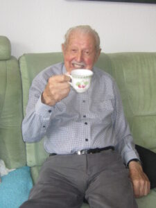 Der Kaffee gehört einfach dazu - auch zum 101. Geburtstag brüht sich Erwin Leister diesen selbst. Foto: Traudel Thalheim