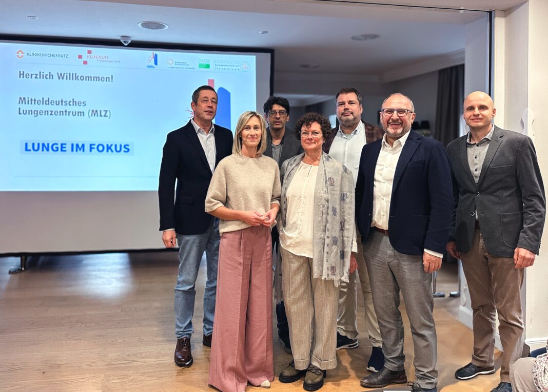 19-25_Symposium_Mitteldeutsches_Lungenzentrum Die Referenten des Klinikums Chemnitz und des Klinikums Altenburger Land vor Beginn des Symposiums: v. l. Prof. Dr. med. Stefan Hammerschmidt, Dr. med. Stefanie Papra, Dr. med. Christian Jakob, Dipl.-Med. Gundula Witton, Johannes Wilde, Dr. med. Sven Seifert, Dr. med. Mike Brandt. Foto: Yvette Otto