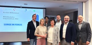 Die Referenten des Klinikums Chemnitz und des Klinikums Altenburger Land vor Beginn des Symposiums: v. l. Prof. Dr. med. Stefan Hammerschmidt, Dr. med. Stefanie Papra, Dr. med. Christian Jakob, Dipl.-Med. Gundula Witton, Johannes Wilde, Dr. med. Sven Seifert, Dr. med. Mike Brandt. Foto: Yvette Otto